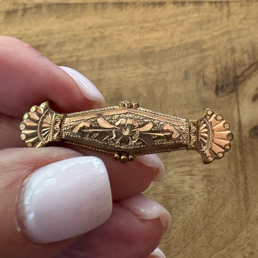 Vintage Estate Gold Brooch with Beautiful Floral Design - Picture 2 of 11